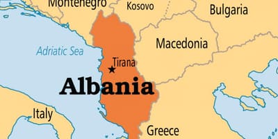 Kort sýna Albaníu